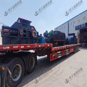 1200*1200雙齒輥破碎機(jī)，兩臺(tái)900*900軌道移動(dòng)雙齒輥破碎機(jī)發(fā)往云南