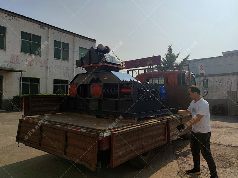 800x600彈簧式對輥破碎機發貨 發往河南