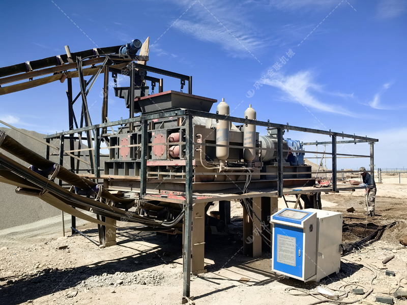 河南液壓對輥制砂機(jī)報(bào)價(jià)，碎石機(jī)生產(chǎn)廠家哪里有？