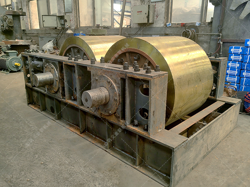 從結(jié)構(gòu)原理方面闡述液壓對輥制砂機(jī)的3個優(yōu)勢特點(diǎn)